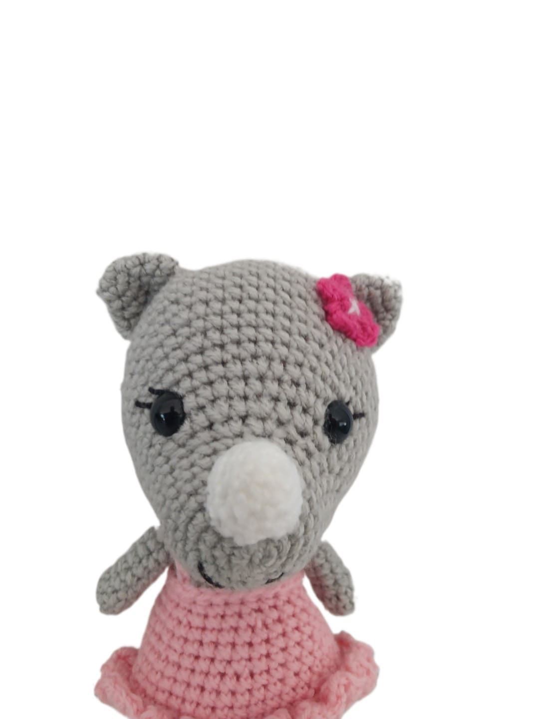 Peluche rinoceronte con vestido hecho a mano a ganchillo (amigurumi). - Imagen 4