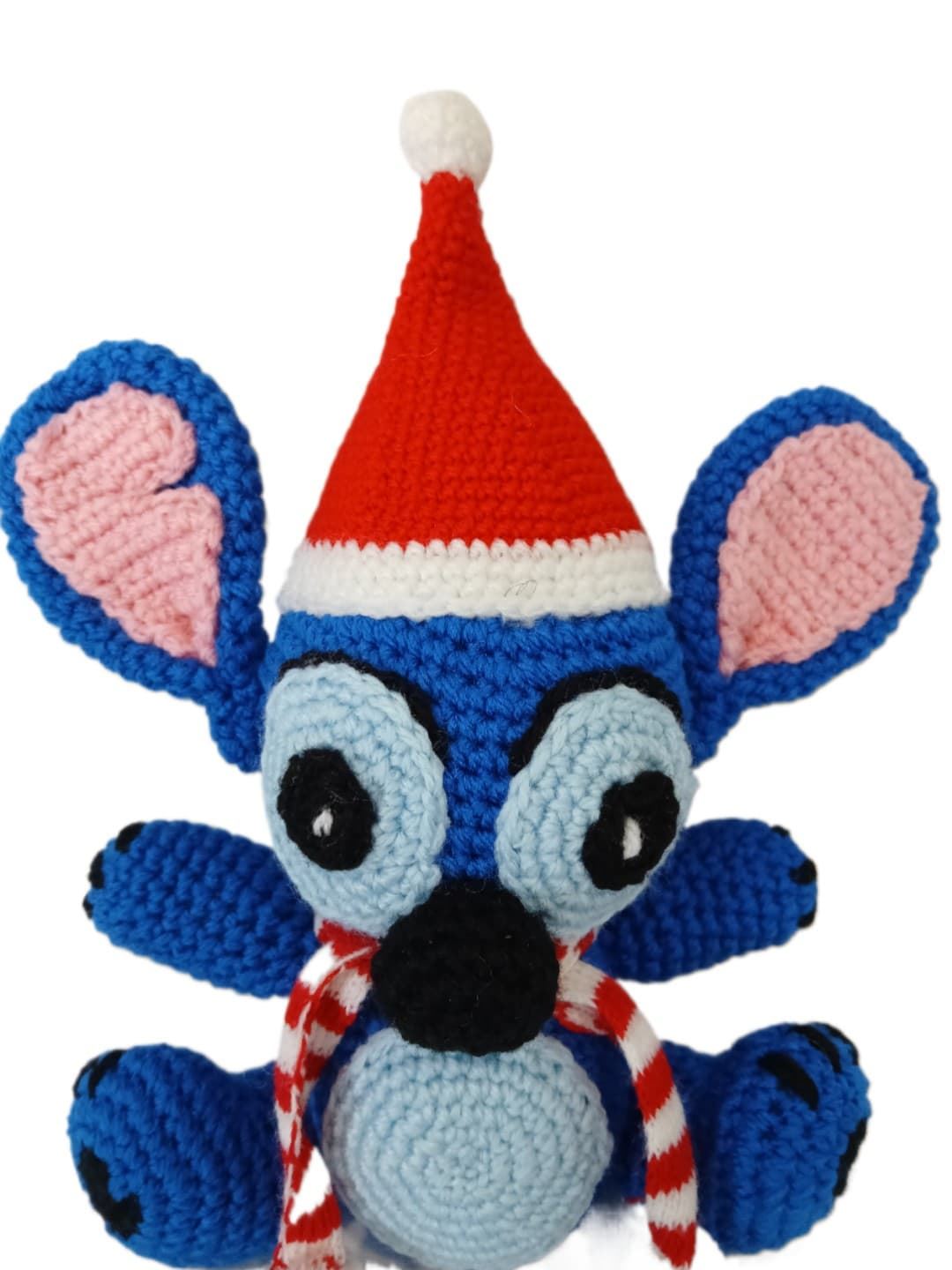 Peluche stitch navideño navidad  hecho a mano a ganchillo (amigurumi). - Imagen 4