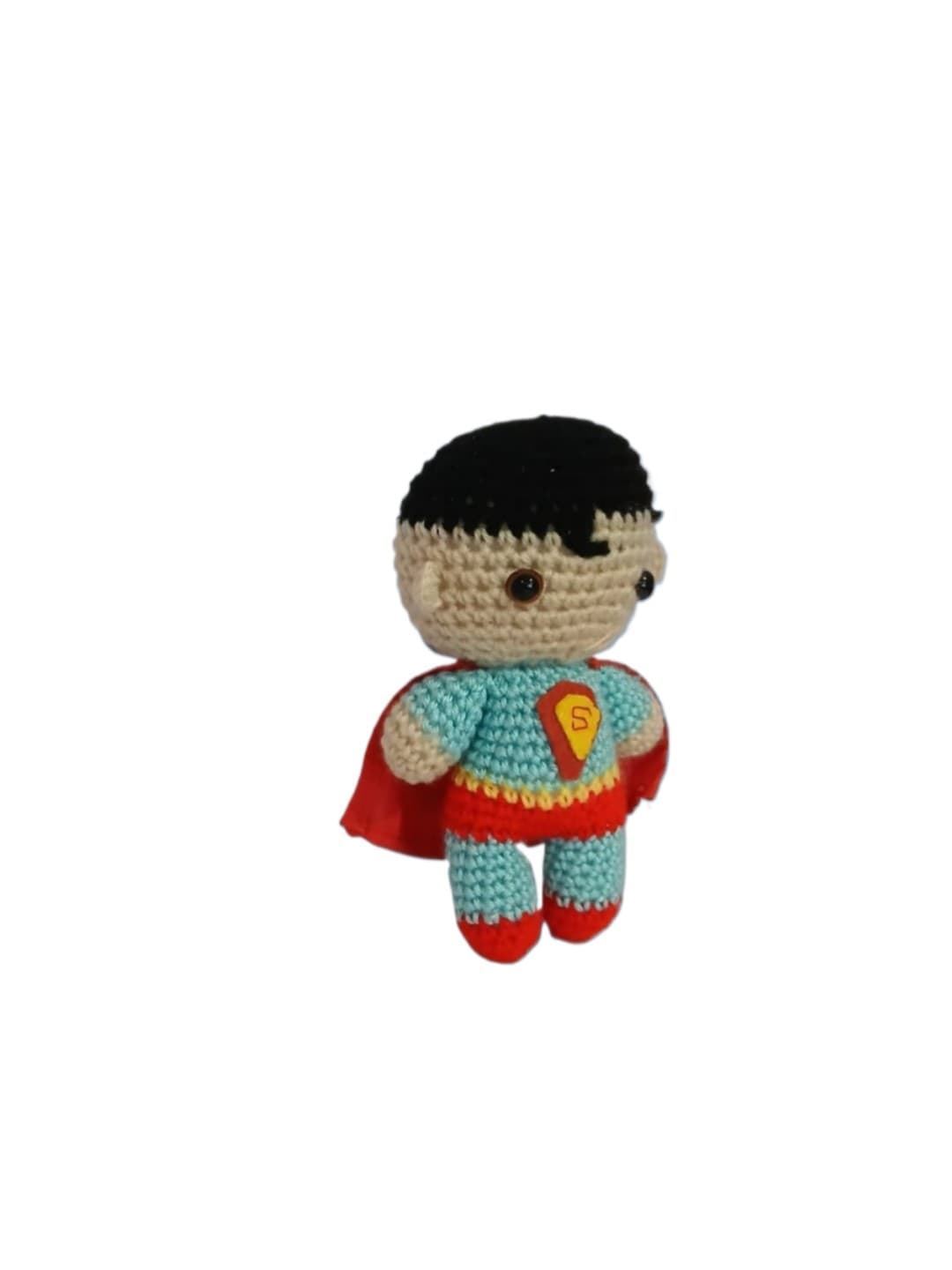 Peluche superhéroe superman hecho a mano a ganchillo (amigurumi). - Imagen 1