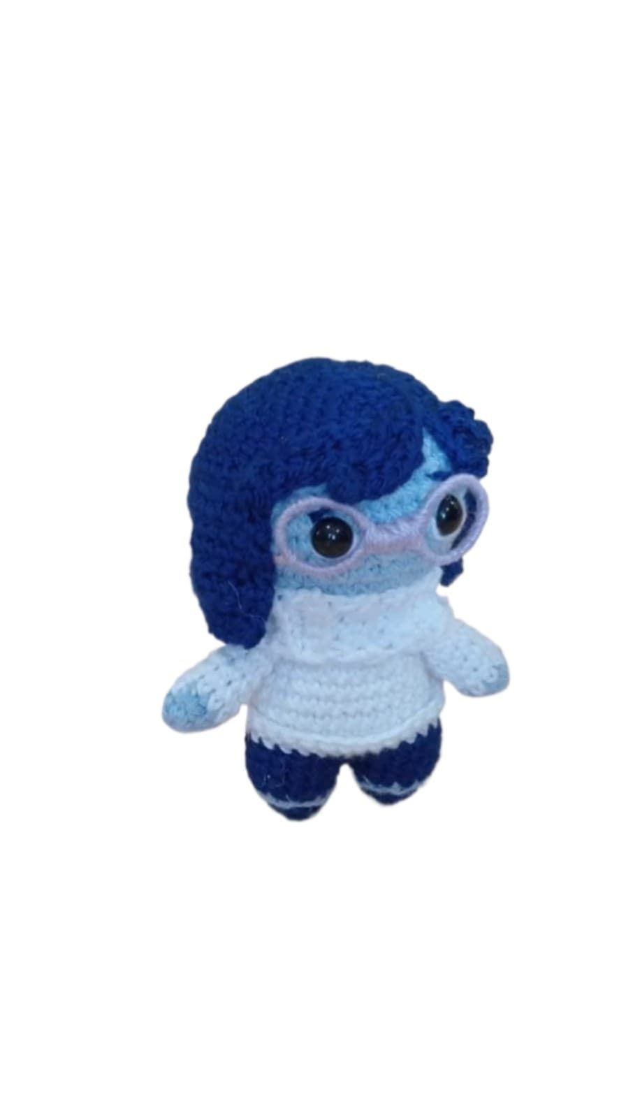 Peluche tristeza inside out del revés emociones hecha a mano a ganchillo (amigurumi). - Imagen 2