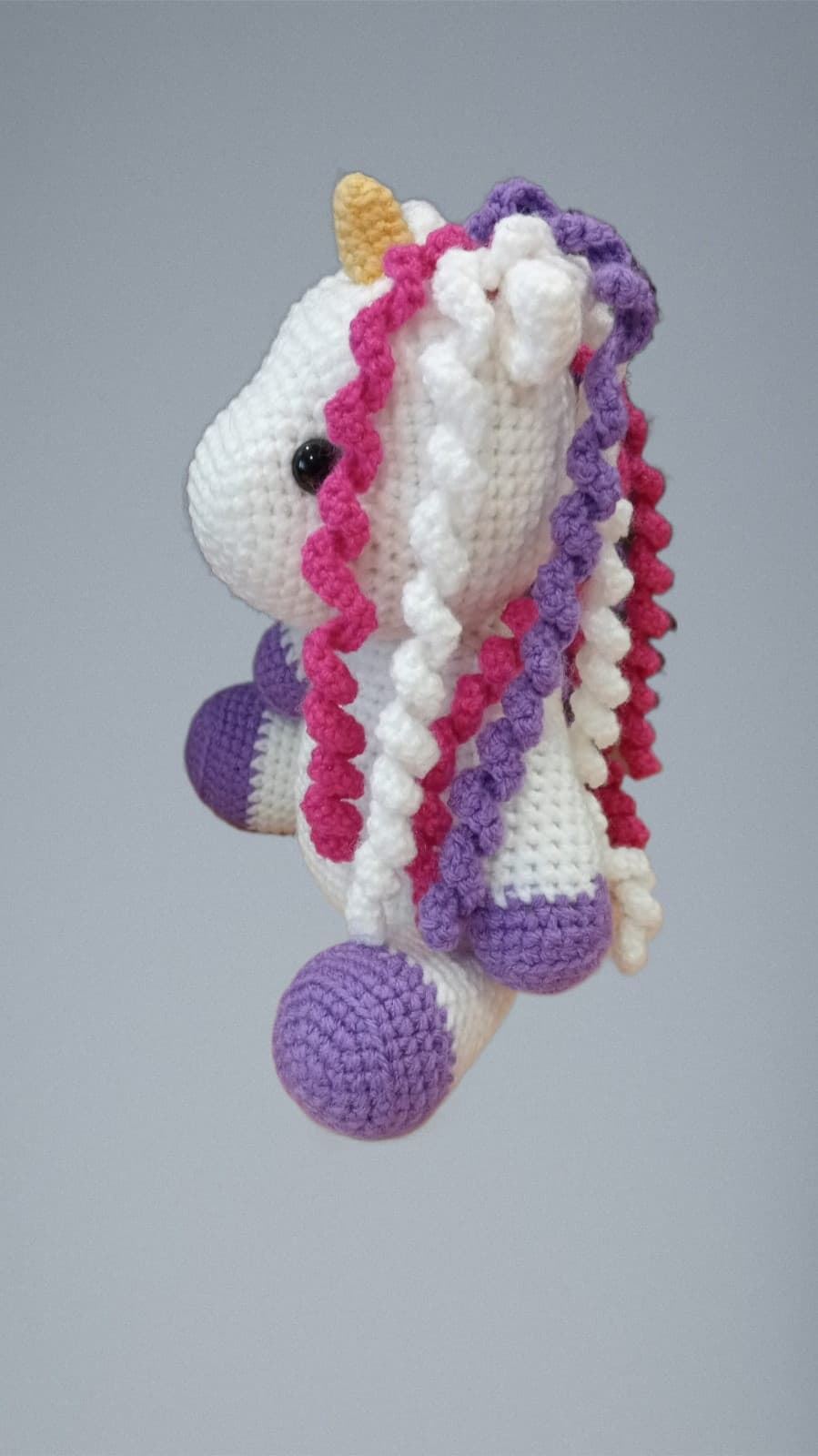 Peluche unicornio hecho a mano a ganchillo (amigurumi). - Imagen 2