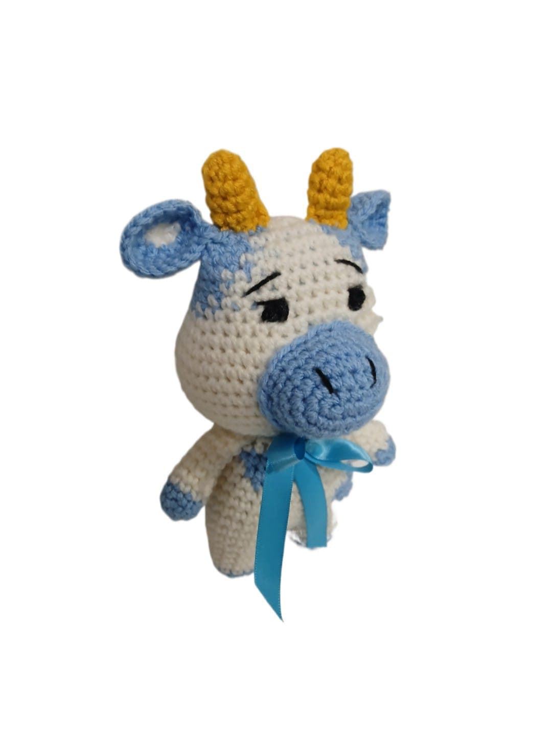 Peluche vaca blanca y azul hecha a mano a ganchillo (amigurumi). - Imagen 2