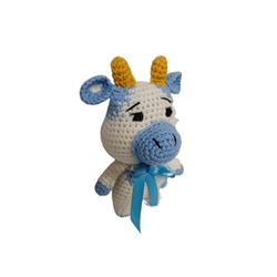 Peluche vaca blanca y azul hecha a mano a ganchillo (amigurumi). - Imagen 2