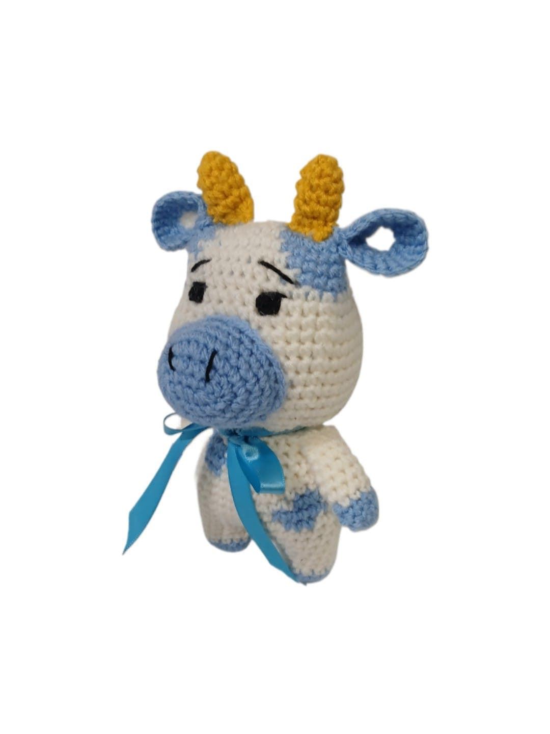 Peluche vaca blanca y azul hecha a mano a ganchillo (amigurumi). - Imagen 3