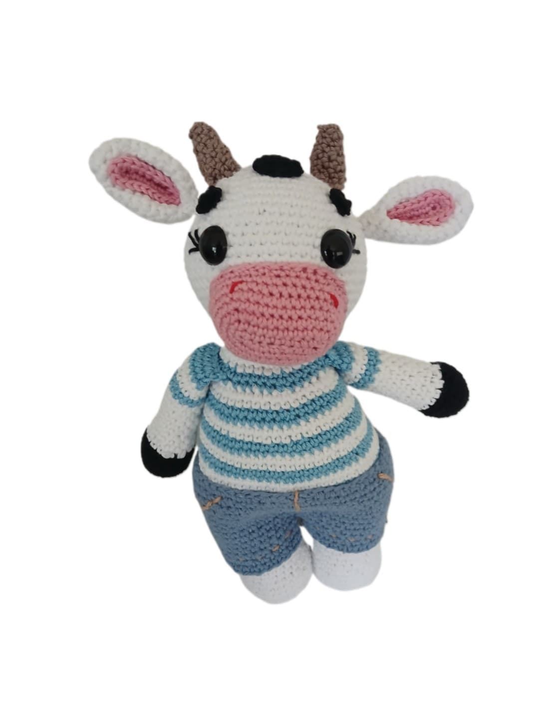 Peluche vaca con pantalon azul hecha a mano a ganchillo (amigurumi). - Imagen 1