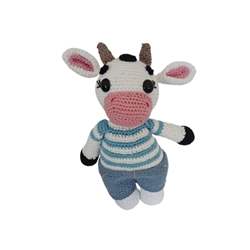 Peluche vaca con pantalon azul hecha a mano a ganchillo (amigurumi). - Imagen 1