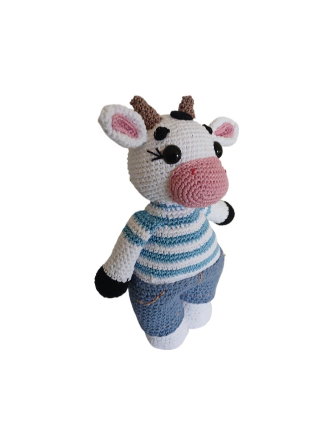 Peluche vaca con pantalon azul hecha a mano a ganchillo (amigurumi). - Imagen 2