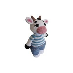 Peluche vaca con pantalon azul hecha a mano a ganchillo (amigurumi). - Imagen 2