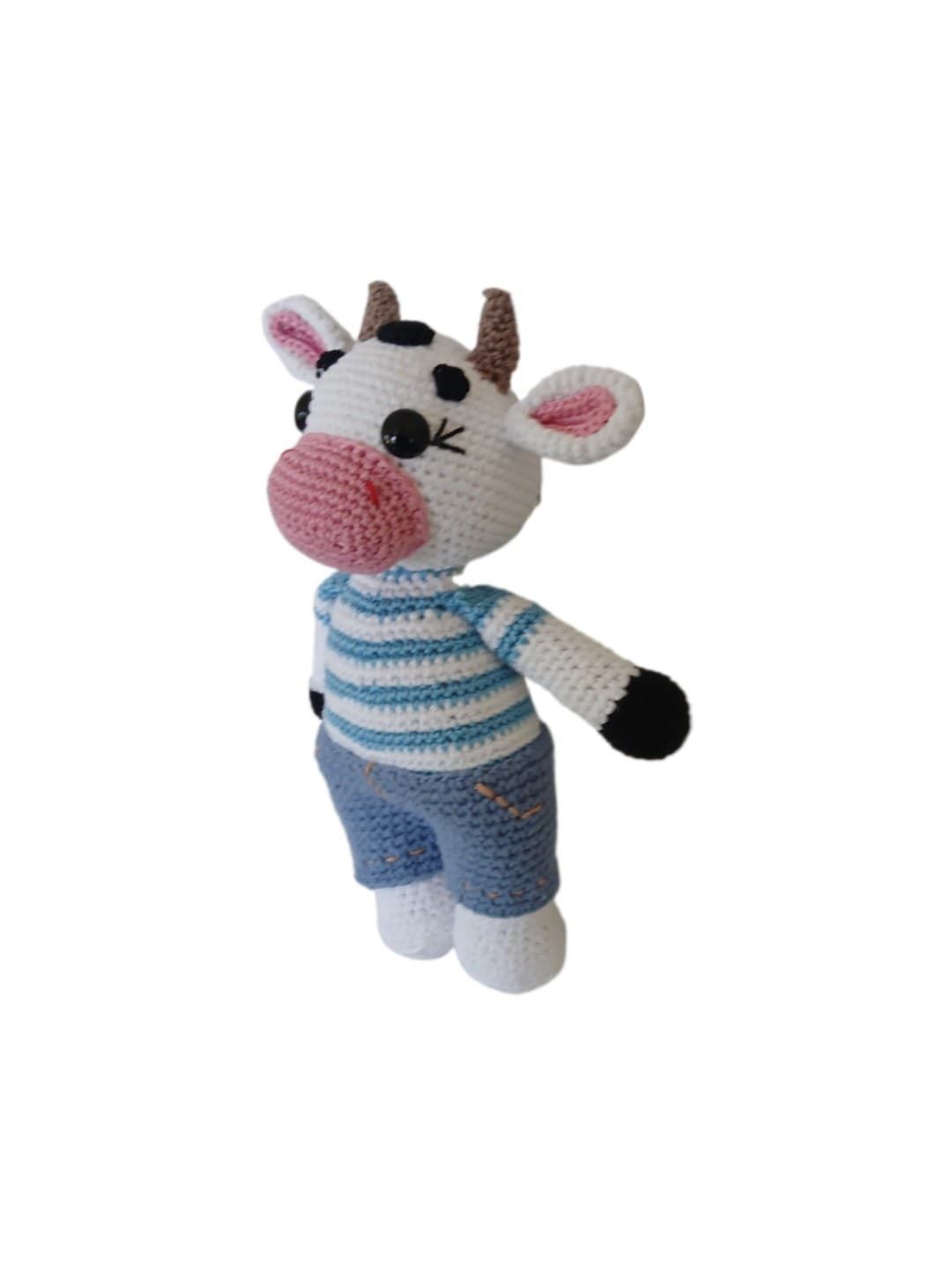 Peluche vaca con pantalon azul hecha a mano a ganchillo (amigurumi). - Imagen 3