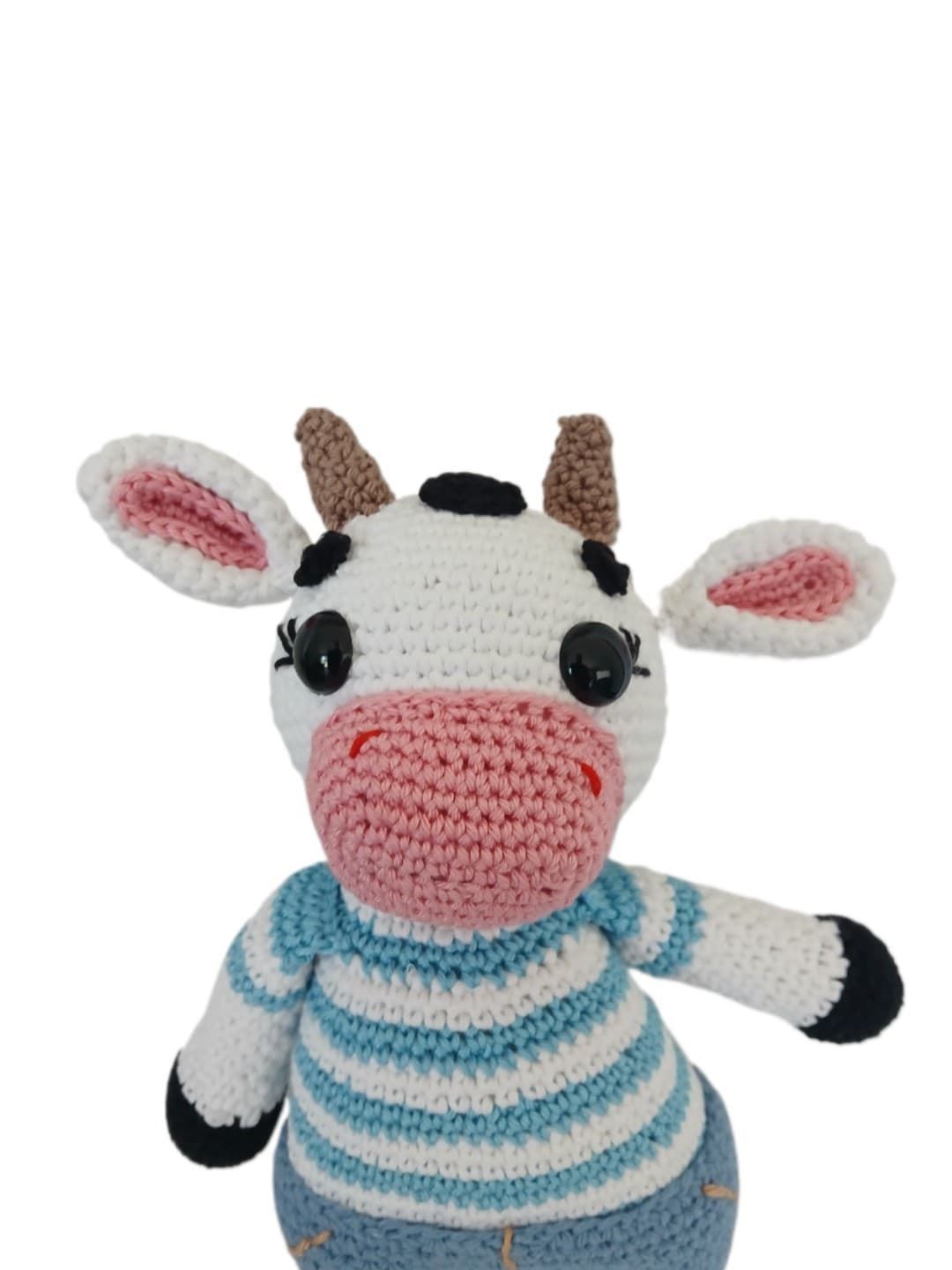 Peluche vaca con pantalon azul hecha a mano a ganchillo (amigurumi). - Imagen 4