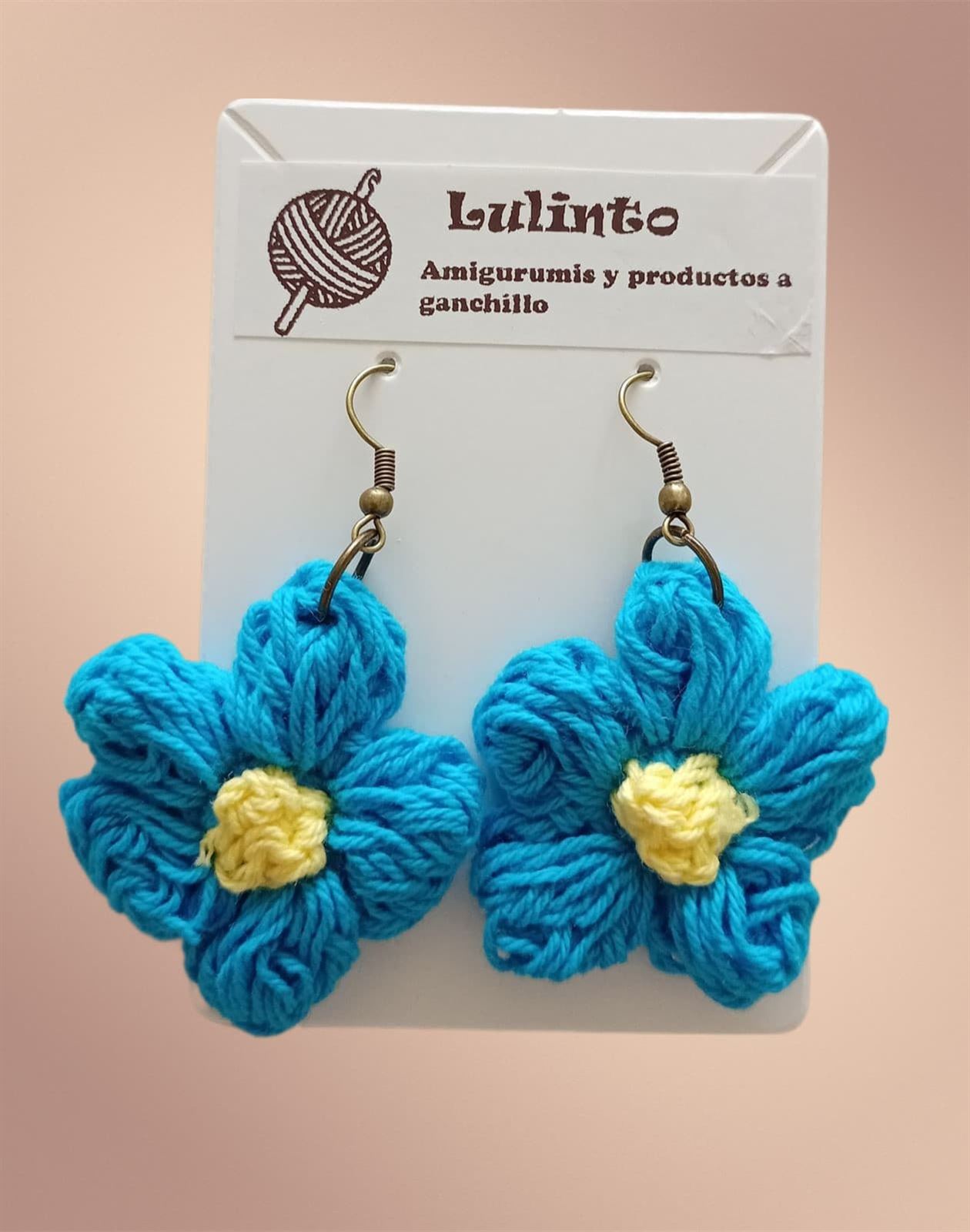 Pendientes azul y amarillo hechos a mano a ganchillo. - Imagen 1