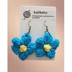 Pendientes azul y amarillo hechos a mano a ganchillo. - Imagen 1