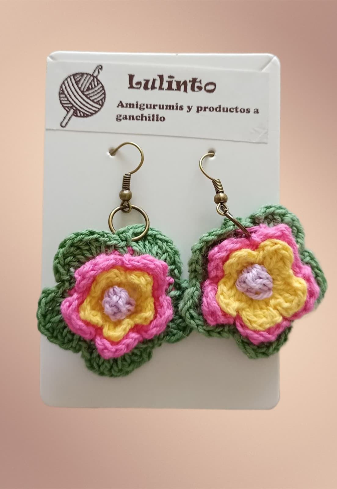 Pendientes flor tres tonos rosa, verde, amarillo hechos a mano a ganchillo. - Imagen 1