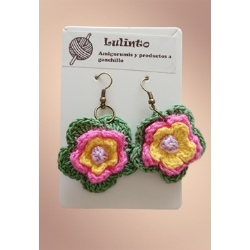 Pendientes flor tres tonos rosa, verde, amarillo hechos a mano a ganchillo. - Imagen 1