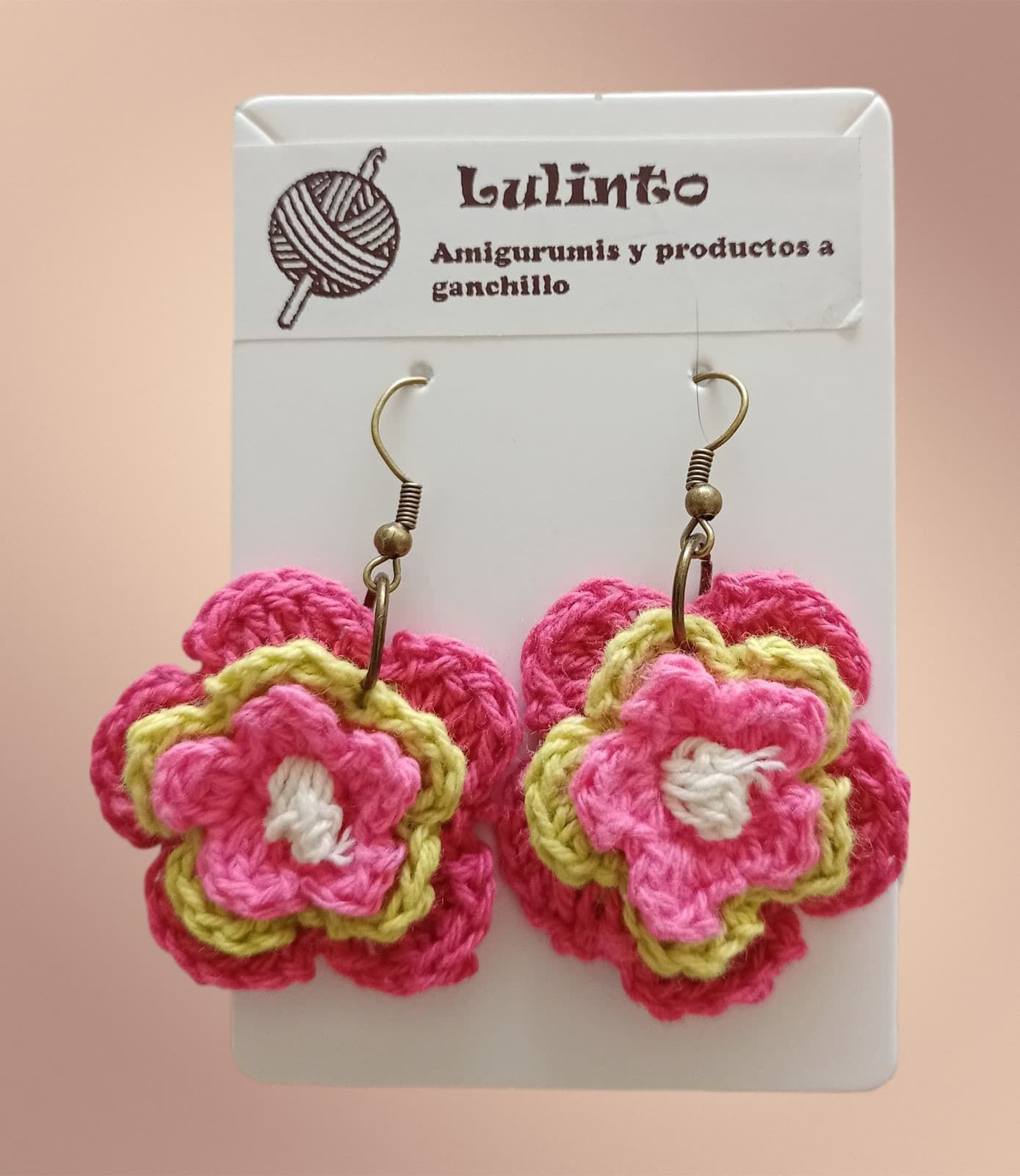 Pendientes flor tres tonos rosa verde hechos a mano a ganchillo. - Imagen 1