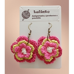 Pendientes flor tres tonos rosa verde hechos a mano a ganchillo. - Imagen 1