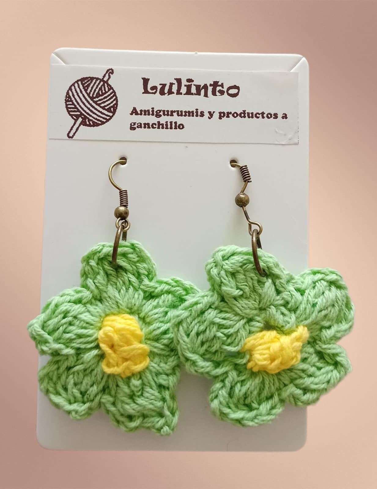 Pendientes verde y amarillo hechos a mano a ganchillo. - Imagen 1