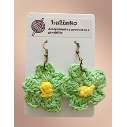 Pendientes verde y amarillo hechos a mano a ganchillo. - Imagen 1