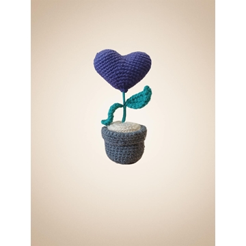 Planta con corazón lila hecha a mano a ganchillo (amigurumi). - Imagen 1