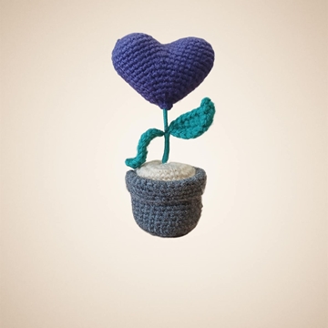 Planta con corazón lila hecha a mano a ganchillo (amigurumi). - Imagen 1