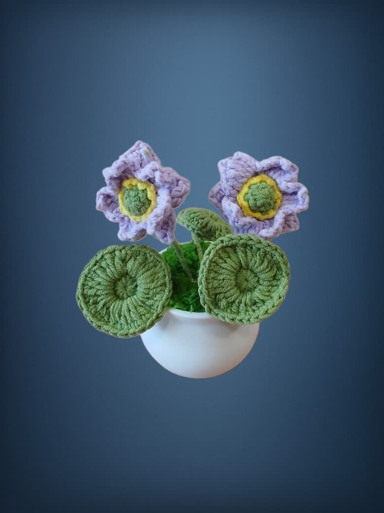 Planta con tarro blanco 2 flores lilas con hojas redondas hecha a mano a ganchillo (amigurumi). - Imagen 1