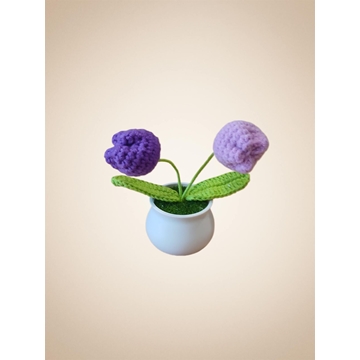 Planta con tarro blanco 2 tulipanes lilas hecha a mano a ganchillo (amigurumi). - Imagen 1
