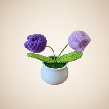 Planta con tarro blanco 2 tulipanes lilas hecha a mano a ganchillo (amigurumi). - Imagen 1