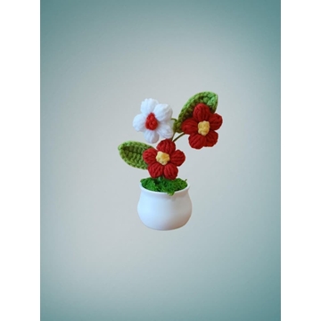 Planta con tarro blanco 3 flores (2 rojas y 1 blanca) marrones hecha a mano a ganchillo (amigurumi). - Imagen 1