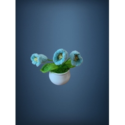 Planta con tarro blanco 3 flores azules hecha a mano a ganchillo (amigurumi). - Imagen 2