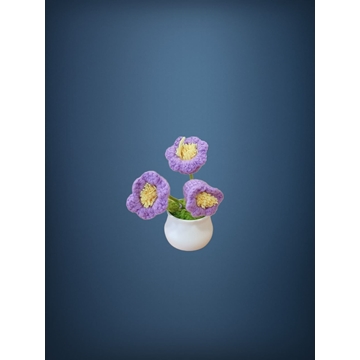 Planta con tarro blanco 3 flores lilas hecha a mano a ganchillo (amigurumi). - Imagen 1