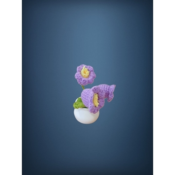 Planta con tarro blanco 3 flores lilas hecha a mano a ganchillo (amigurumi). - Imagen 2