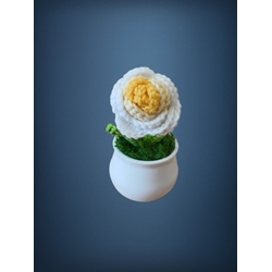 Planta con tarro blanco rosa en tonos blanco y amarillo hecha a mano a ganchillo (amigurumi). - Imagen 1