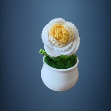 Planta con tarro blanco rosa en tonos blanco y amarillo hecha a mano a ganchillo (amigurumi). - Imagen 1