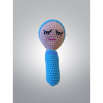 Sonajero niño con gorro azul hecho a mano a ganchillo (amigurumi) - Imagen 1