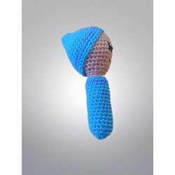 Sonajero niño con gorro azul hecho a mano a ganchillo (amigurumi) - Imagen 2