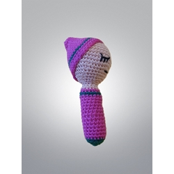 Sonajero niño con gorro rosa fucsia y verde hecho a mano a ganchillo (amigurumi) - Imagen 2