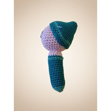 Sonajero niño con gorro verde hecho a mano a ganchillo (amigurumi) - Imagen 2